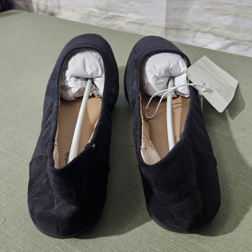 Amazon Essentials Women's Classic Black Suede Flats - Picture 3 of 4